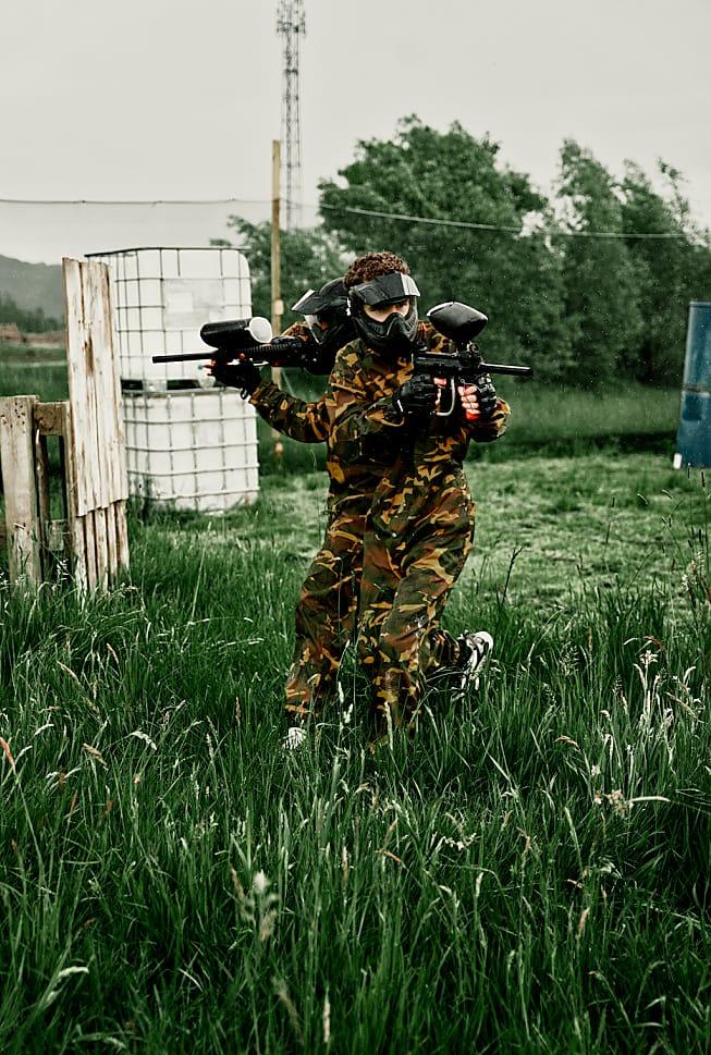 Duo de joueurs en camouflage progresse en action Paint Force