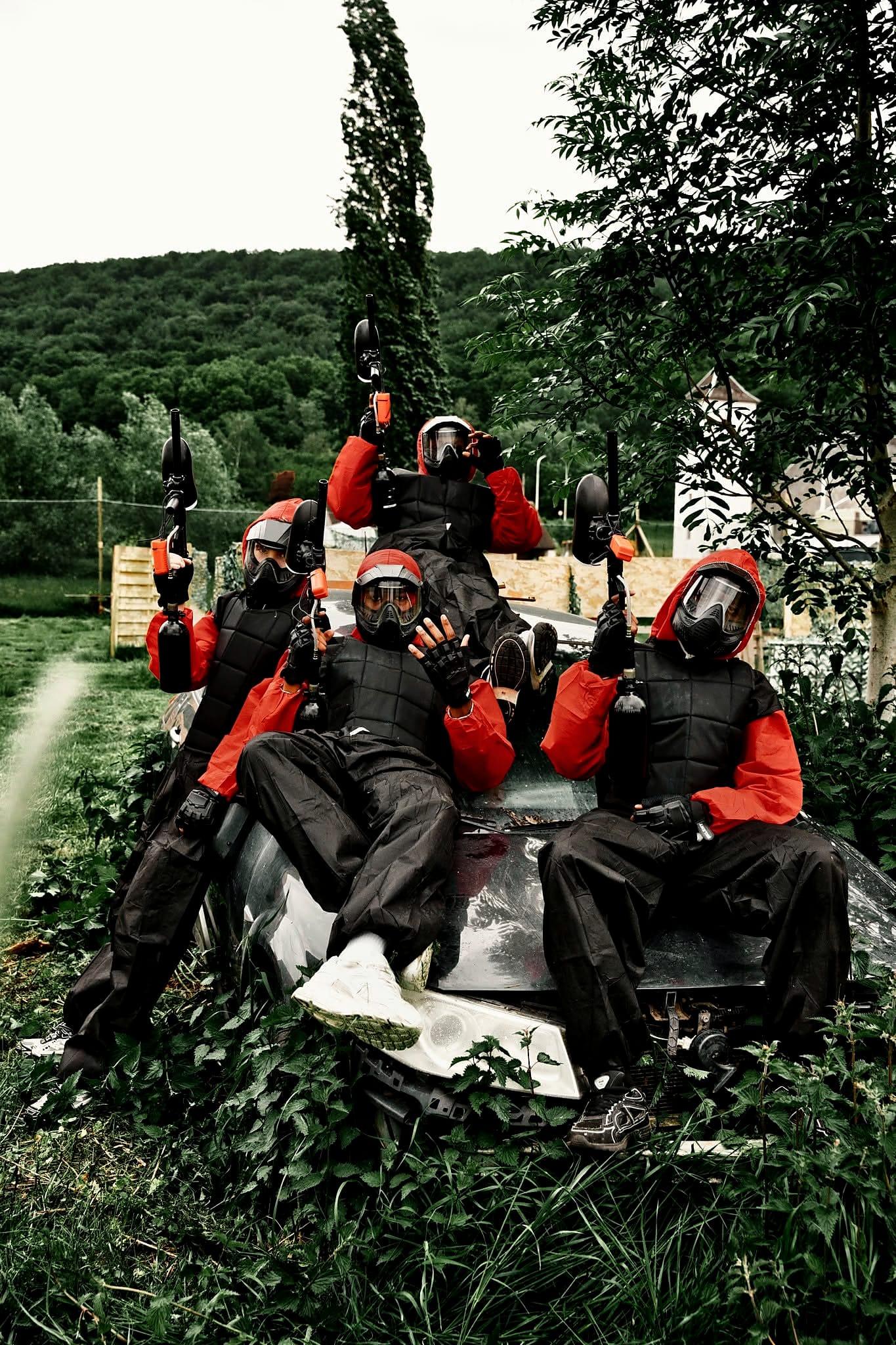 Escouade WARZONE positionnee autour d'un vehicule sur le terrain