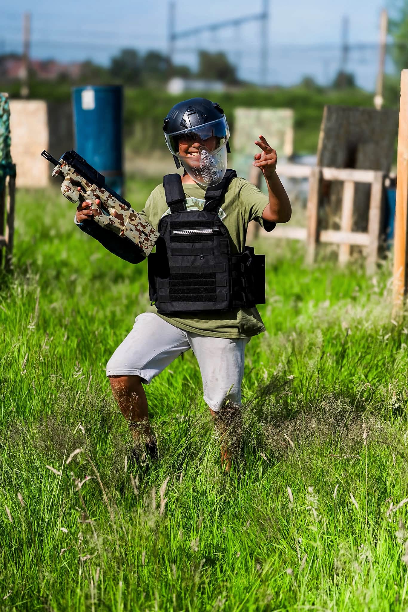 Enfant equipe d'un lanceur de Gelly Ball a la base WARZONE